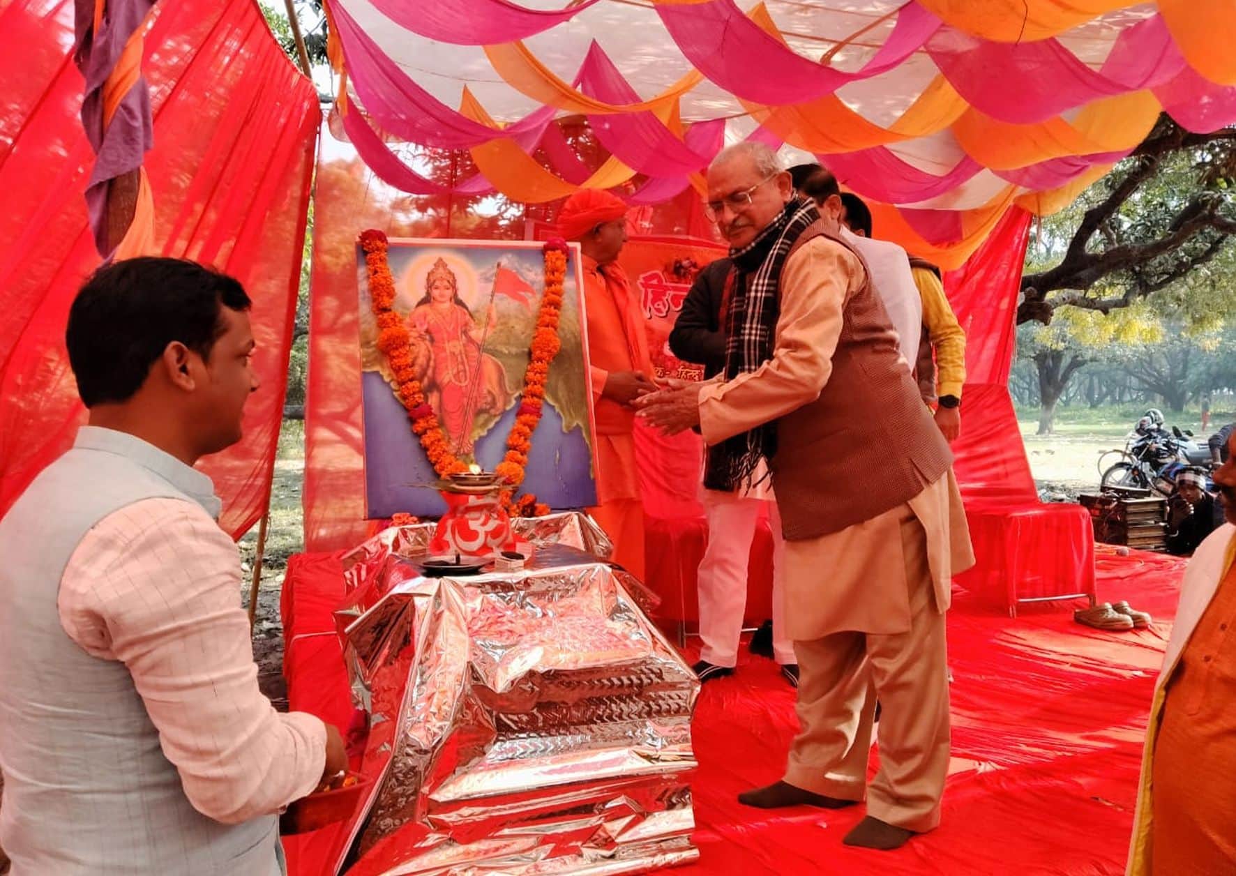 ख़ासपरिया में आयोजित हिन्दू सम्मेलन को मां सरस्वती के चित्र को प्रणाम करते आरएसएस के क्षेत्र सा