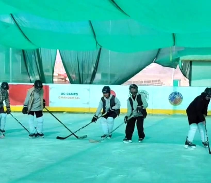 The children showed enthusiasm on the third day of the ice hockey training camp.