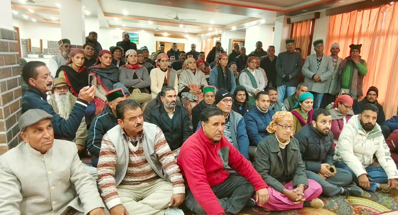 लूहरी परियोजना  प्रभावितों की बैठक में मौजूद प्रभावित किसान। स्रोत : किसान सभा