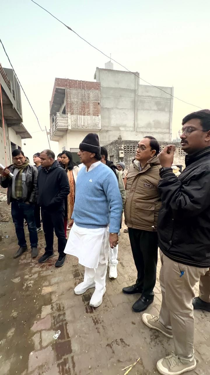 Mayor arrives in Lohia Nagar on complaints of contaminated drinking water and waterlogging