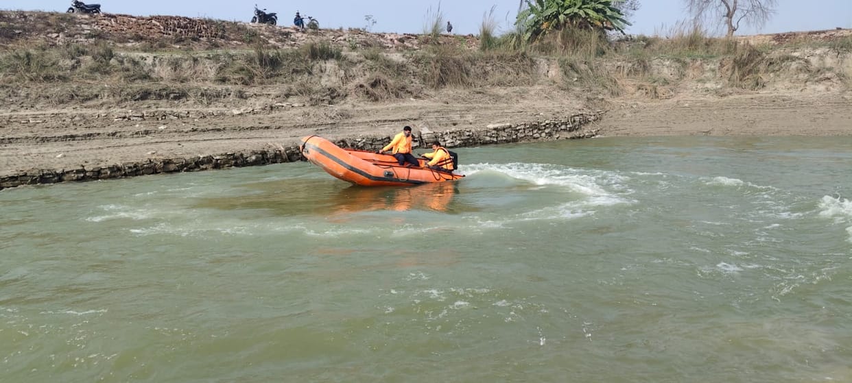 An SDRF team has launched a search in the Saryu River for the missing young man.