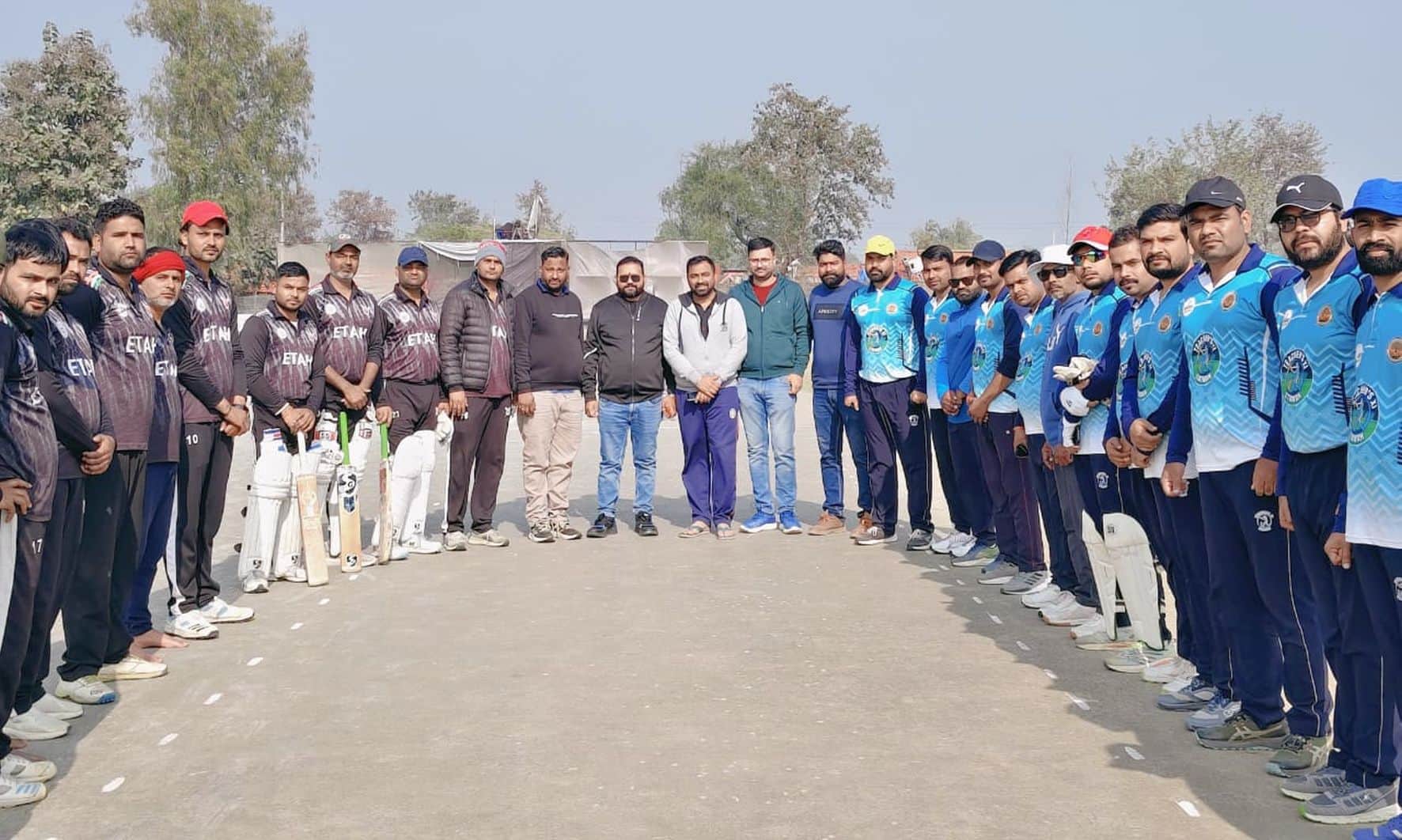 लॉर्ड्स बालाजी क्रिकेट ग्राउंड पर मैच खेलने के लिए  उतरे दोनोटीम के खिलाड़ी।