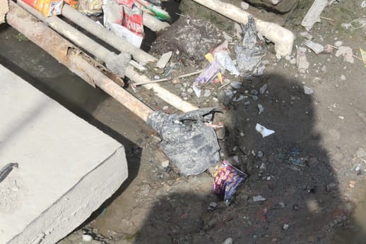 Sewerage filth is found in the water pipeline, people are falling ill.