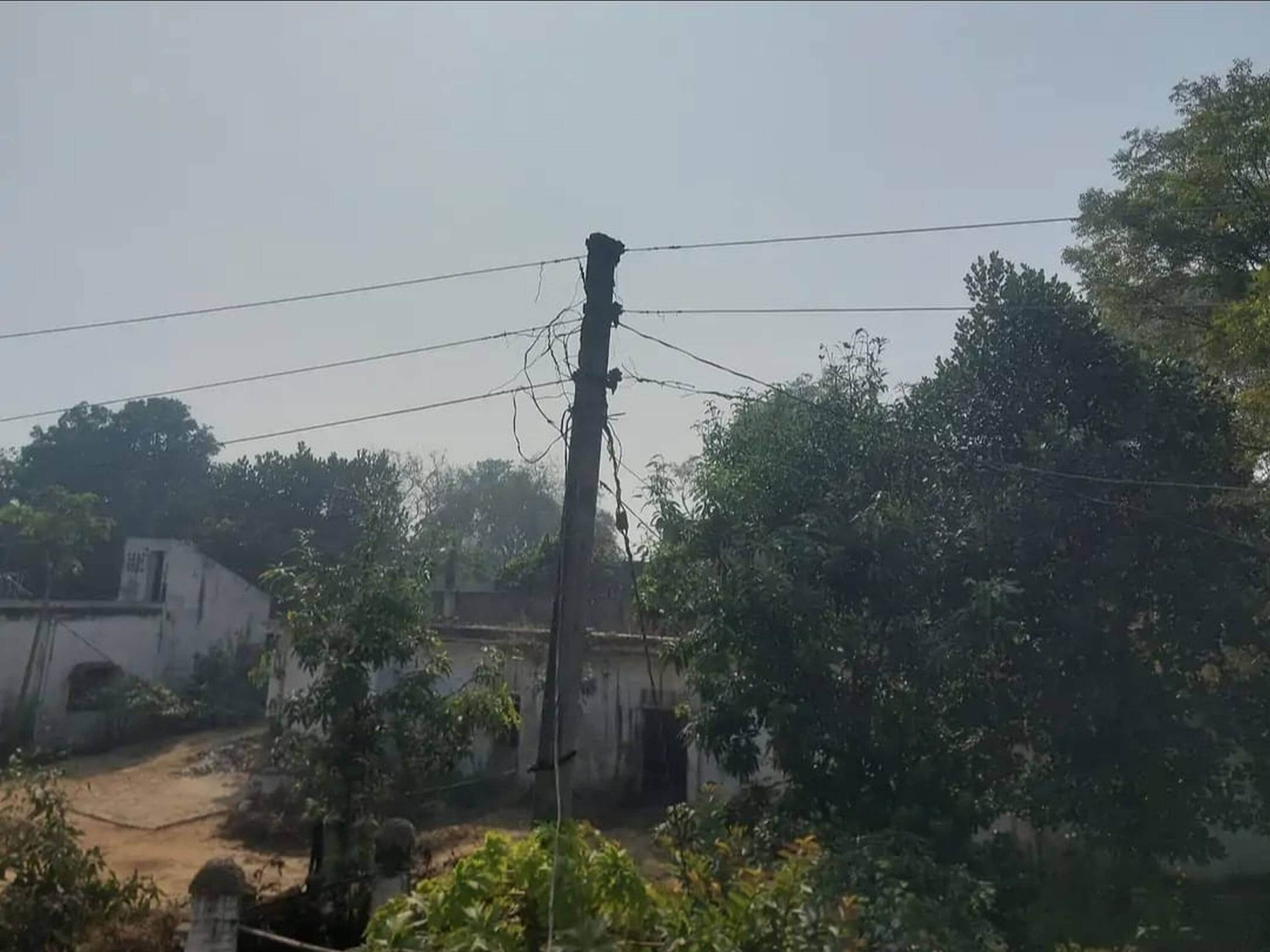 महानपुर गांव में टूटा तार। स्रोत- ग्रामीण