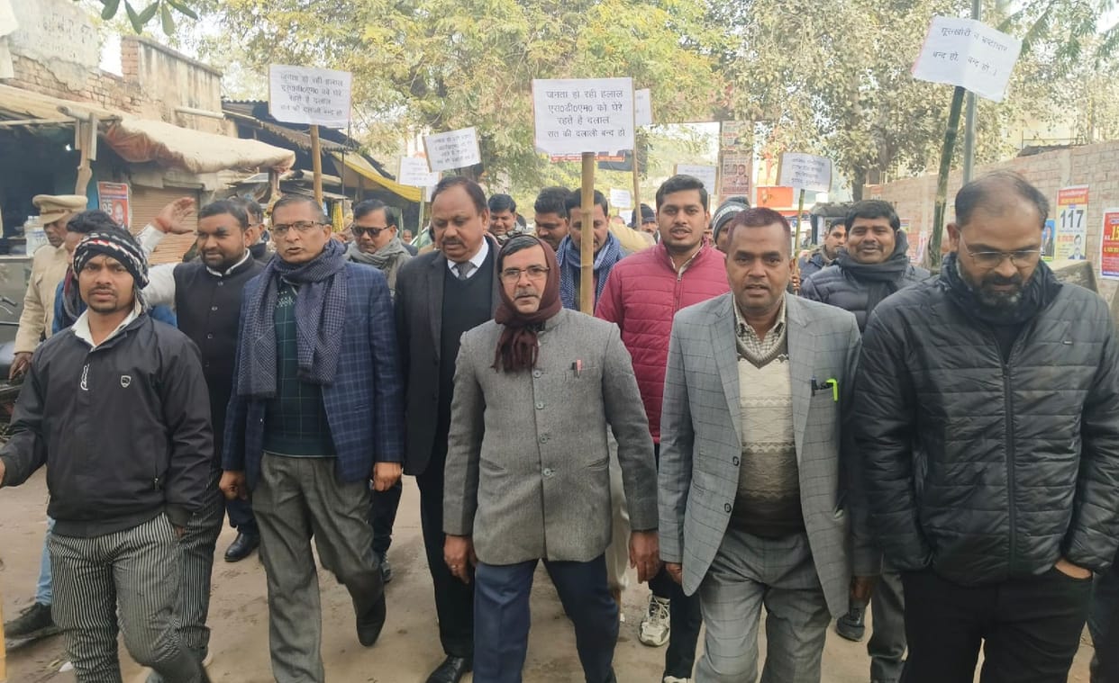 Lawyers raised slogans in the tehsil