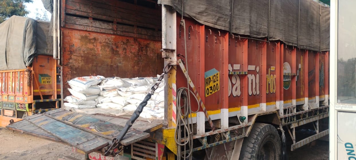 21 bags of grey oxide worth 1.5 lakh rupees stolen from truck, driver beaten up for protesting