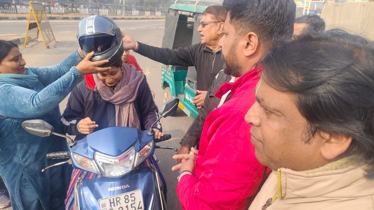 Deaths in road accidents increase by 65 percent, police distribute free helmets with organization