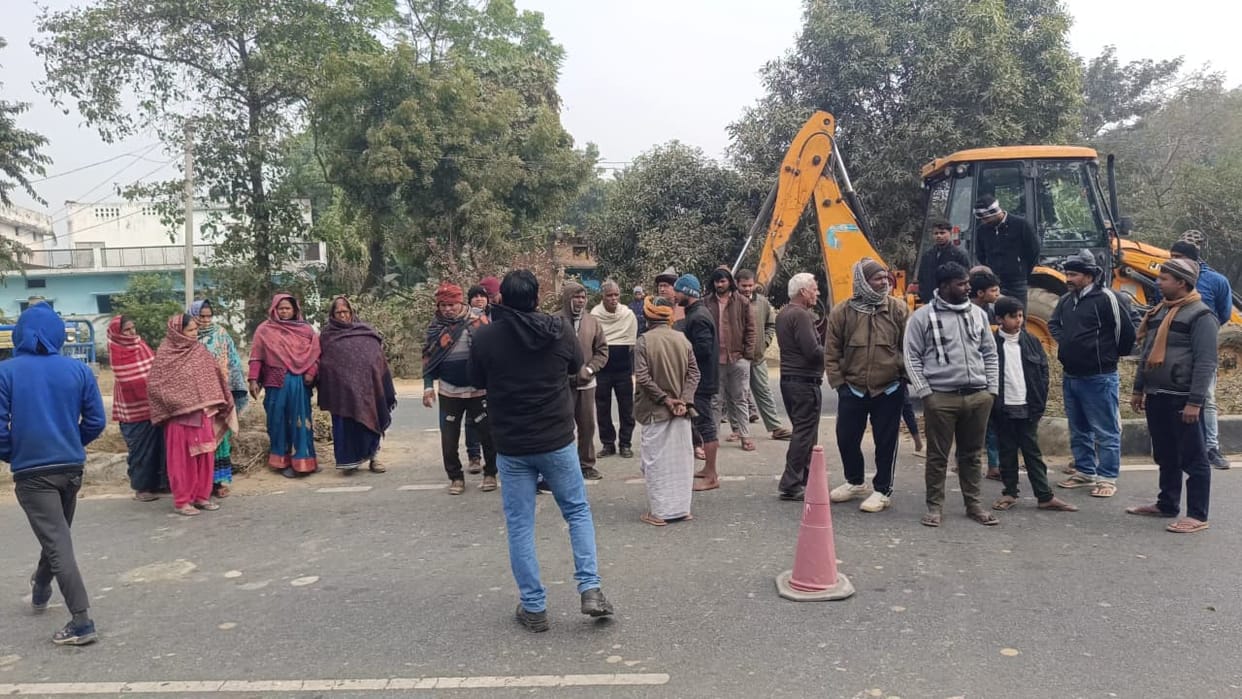 Villagers prevented the closure of illegal cuts on the highway and staged a protest.
