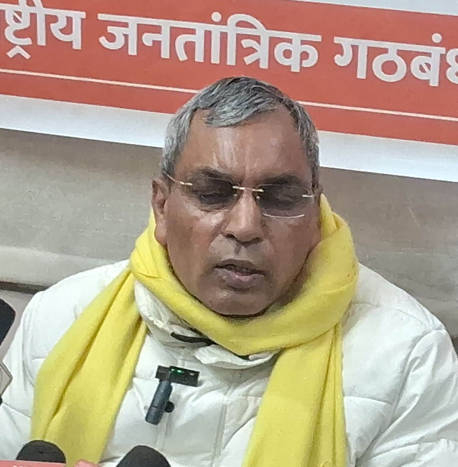 पत्रकाराें से वार्ता करते मंत्री ओमप्रकाश राजभर। संवाद