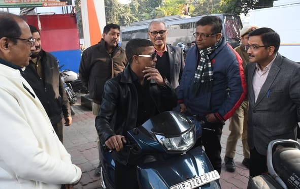Petroleum Dealers Association president gets into an argument with the inspection team for no helmet, no fuel.