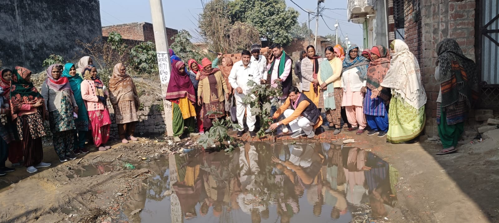 Angry villagers protest due to waterlogging, women create ruckus