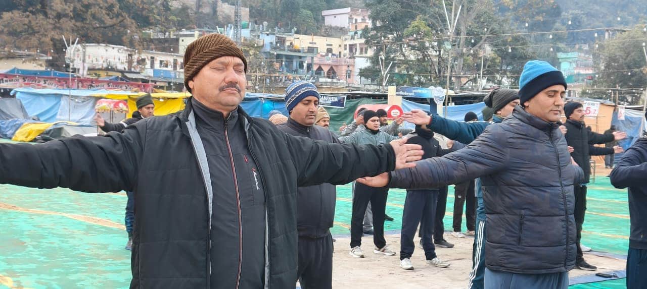 रुद्रप्रयाग स्थित गुलाबराय मैदान में प्रातः योग करते पुलिस के जवान - पुलिस विभाग