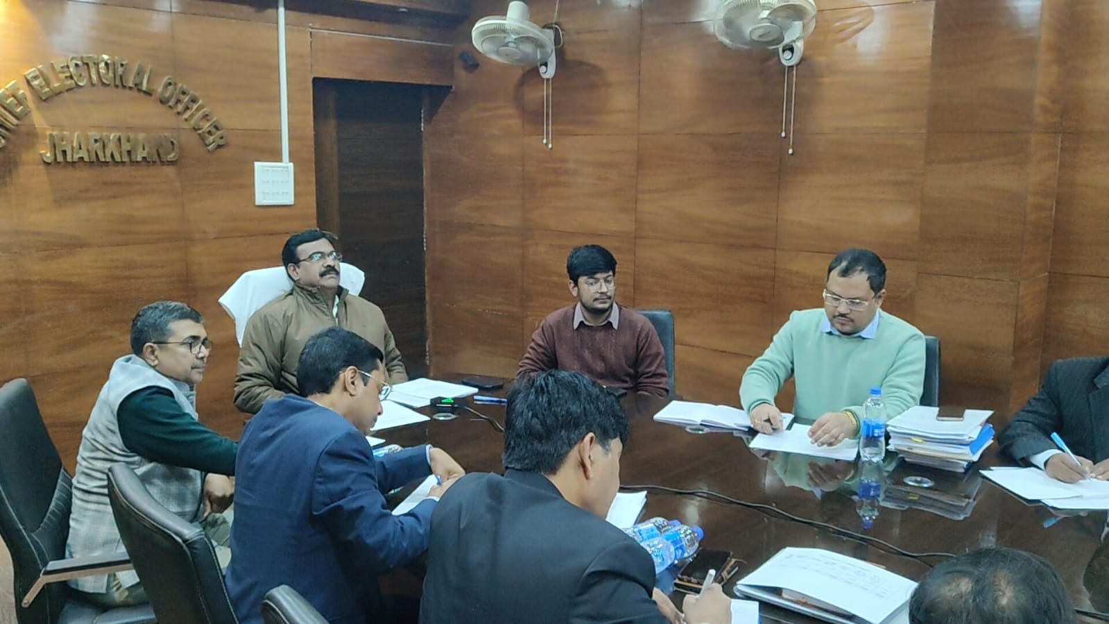 सभी जिले के निर्वाचन पदाधिकारियों के साथ बैठक करते मुख्य निर्वाचन आयुक्त