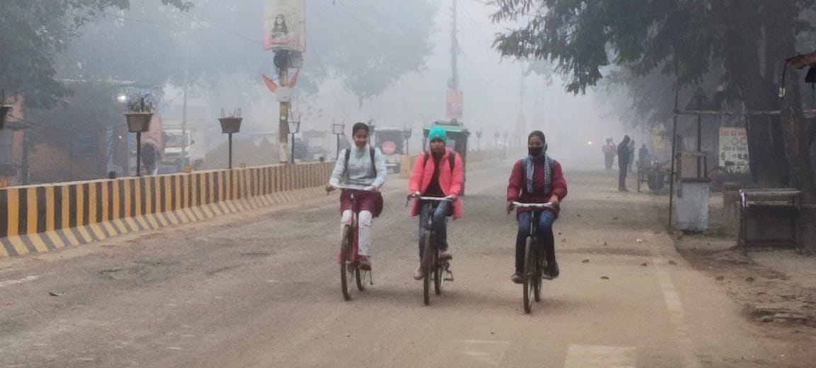 Fog in the morning, sunshine in the afternoon, and cold winds caused discomfort.