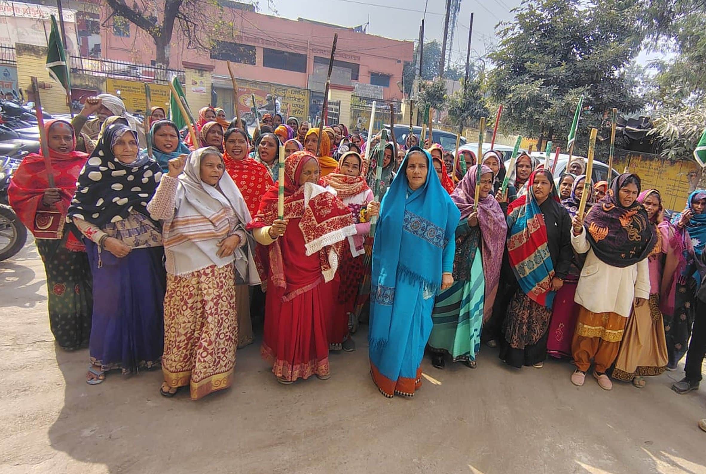 सीएमओ कार्यालय प्रदर्शन करने जातीं महिला किसान। संवाद