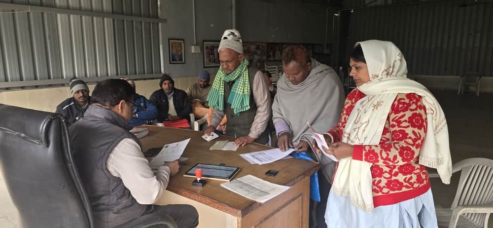 सेक्टर-एक स्थित कार्यालय में लोगों की समस्या सुनते डॉ. सतीश खोला। स्रोत : प्रवक्ता