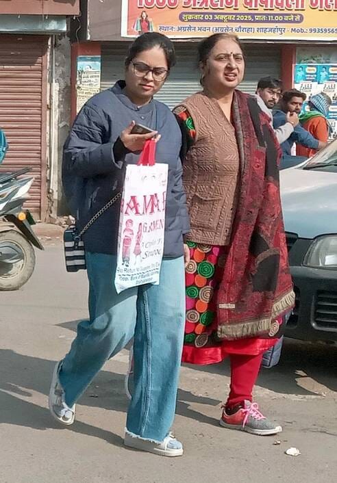 The intense sunshine brought relief to people shivering in the cold wave, with the temperature rising by 5.8 degrees.