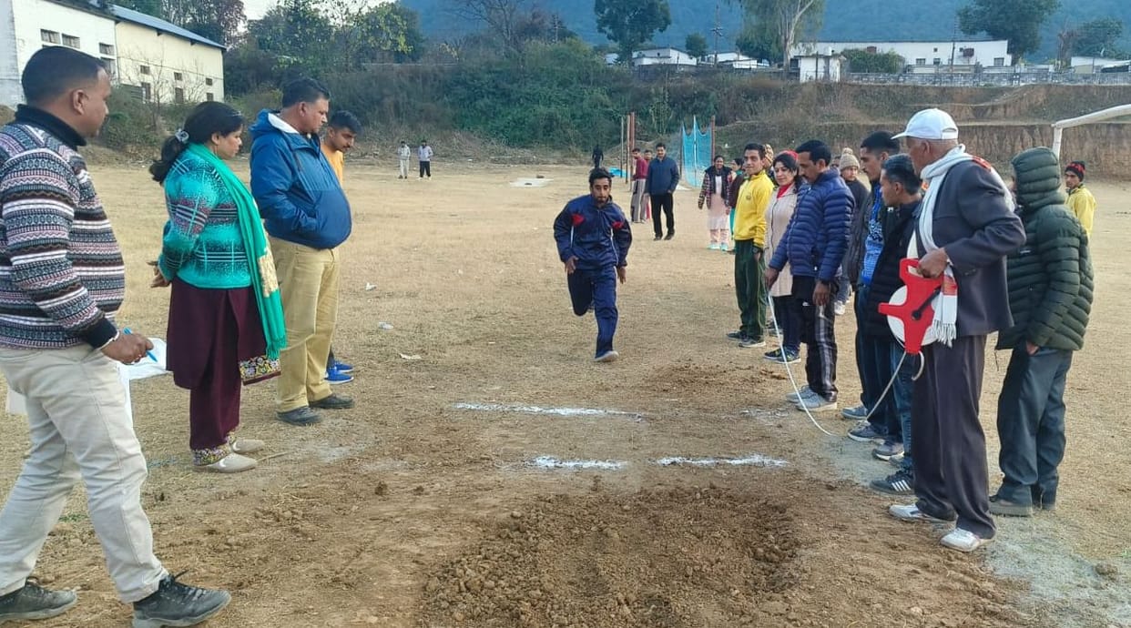 Pradeep of Mandi won the 800 meter race