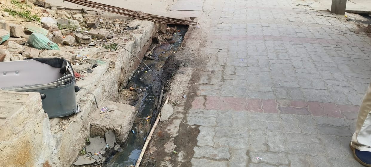 Drinking water in Banarasi, Mehndi and Pandey Tola is getting contaminated due to sewerage.