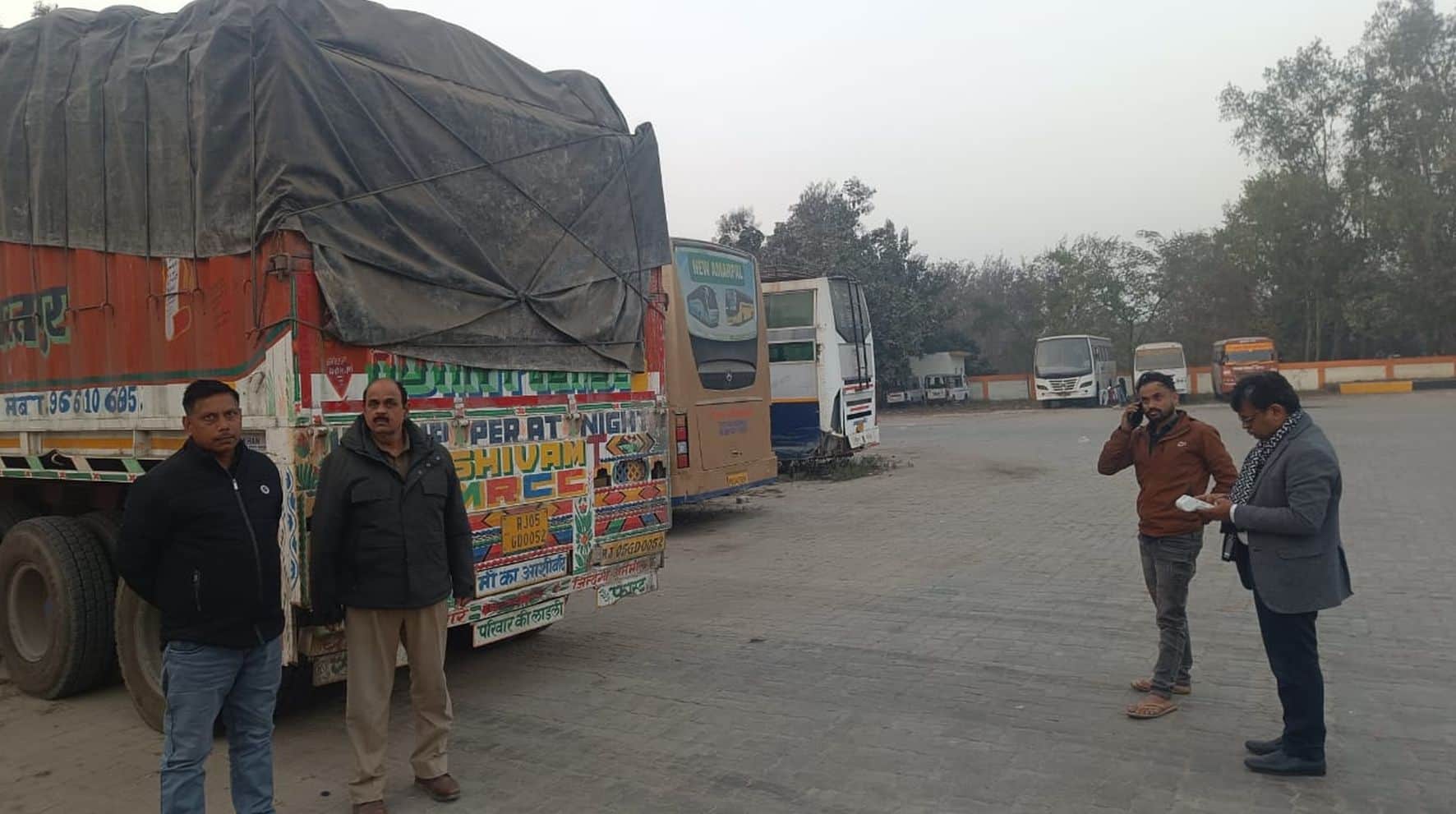 शहर के अंतरजनपदीय स्टेशन पर सीज कीए गए वाहन को खड़ा कराते पीटीओ रविंद्र चंद त्यागी। 