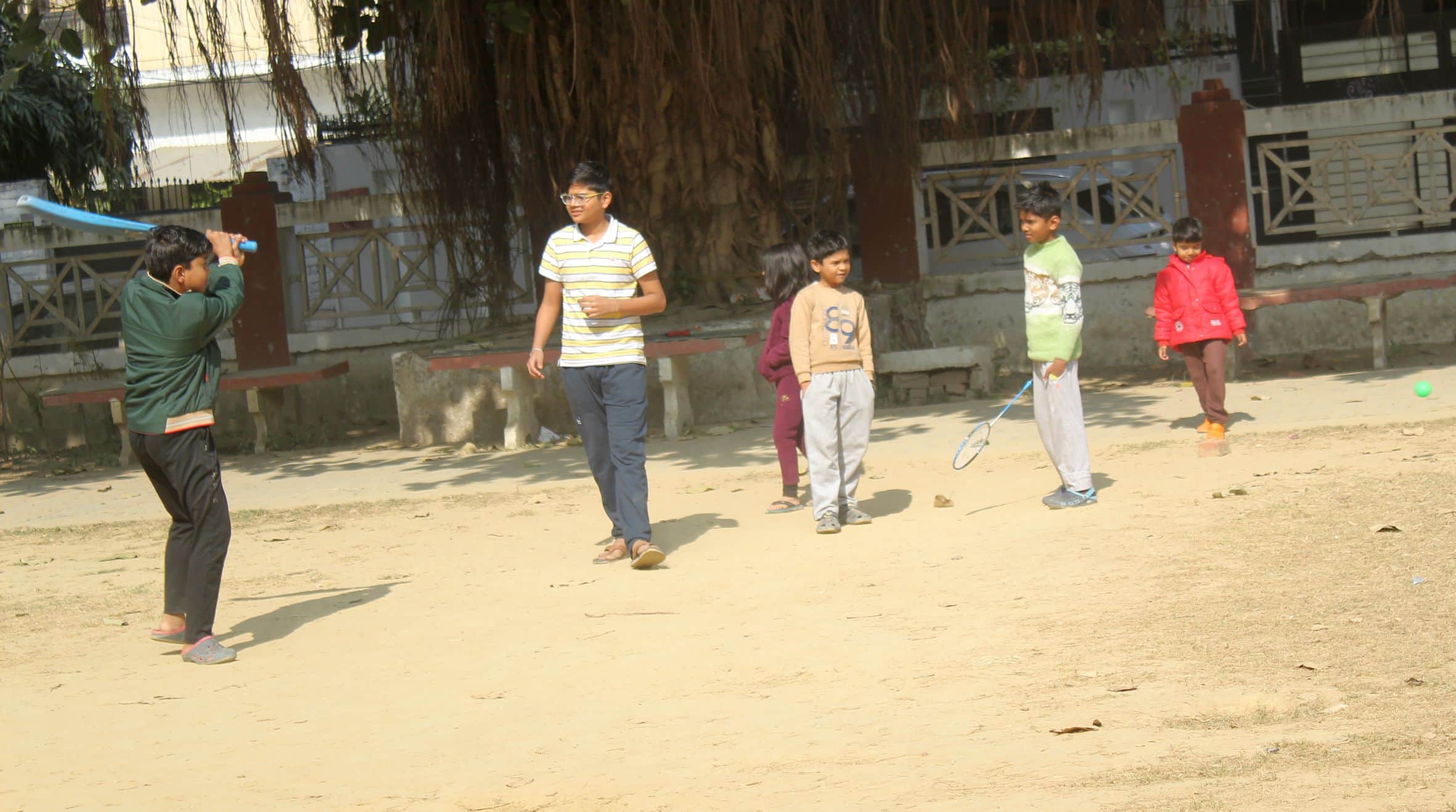 शहर के कंपनीबाग स्थित पार्क में शनिवार को निकली धूप में खेलते बच्चे।