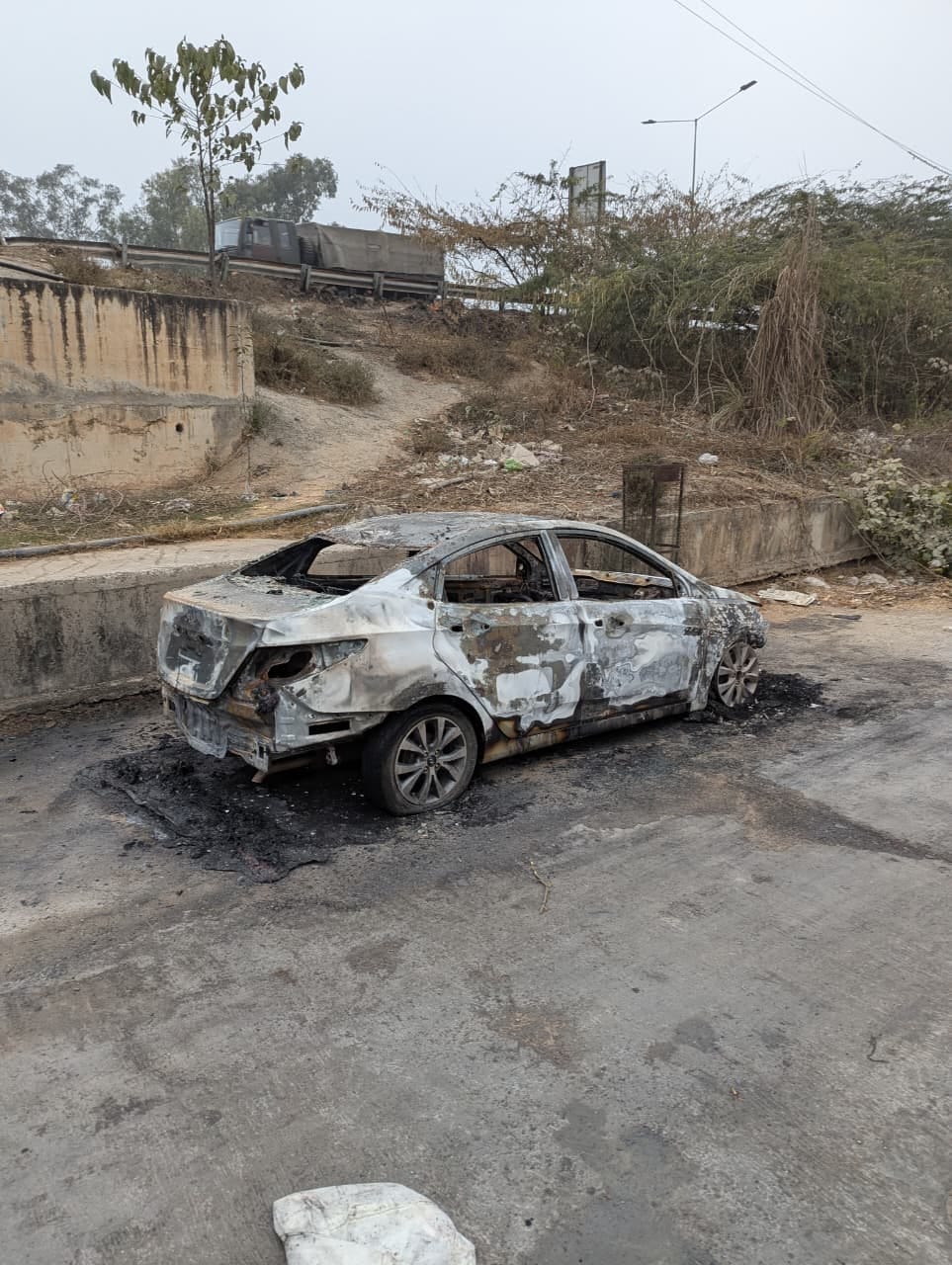 Khadi Varna car catches fire in Shastri colony of station master