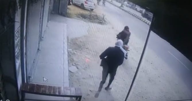 In broad daylight, young men on a motorcycle snatched the cash register from the shop and fled.