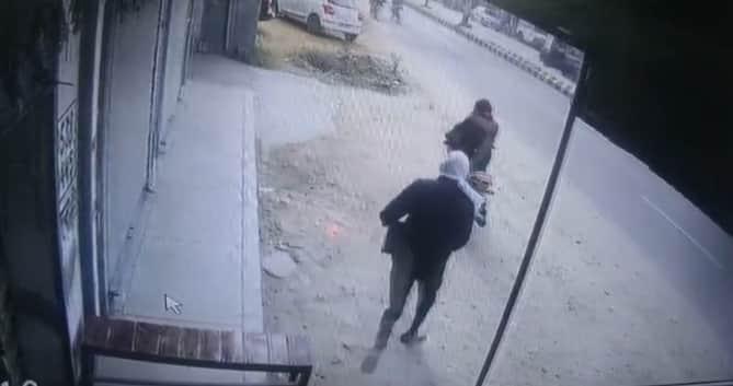 शास्त्री नगर में दुकान से रुपए से भरा गल्ला उठाकर भागता बाइक सवार। स्रोत दुकानदार