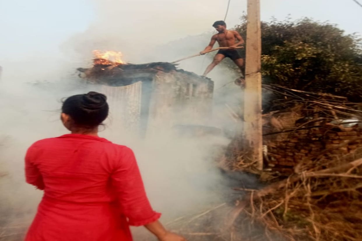 A fire broke out in the hut, burning food grains and household items.