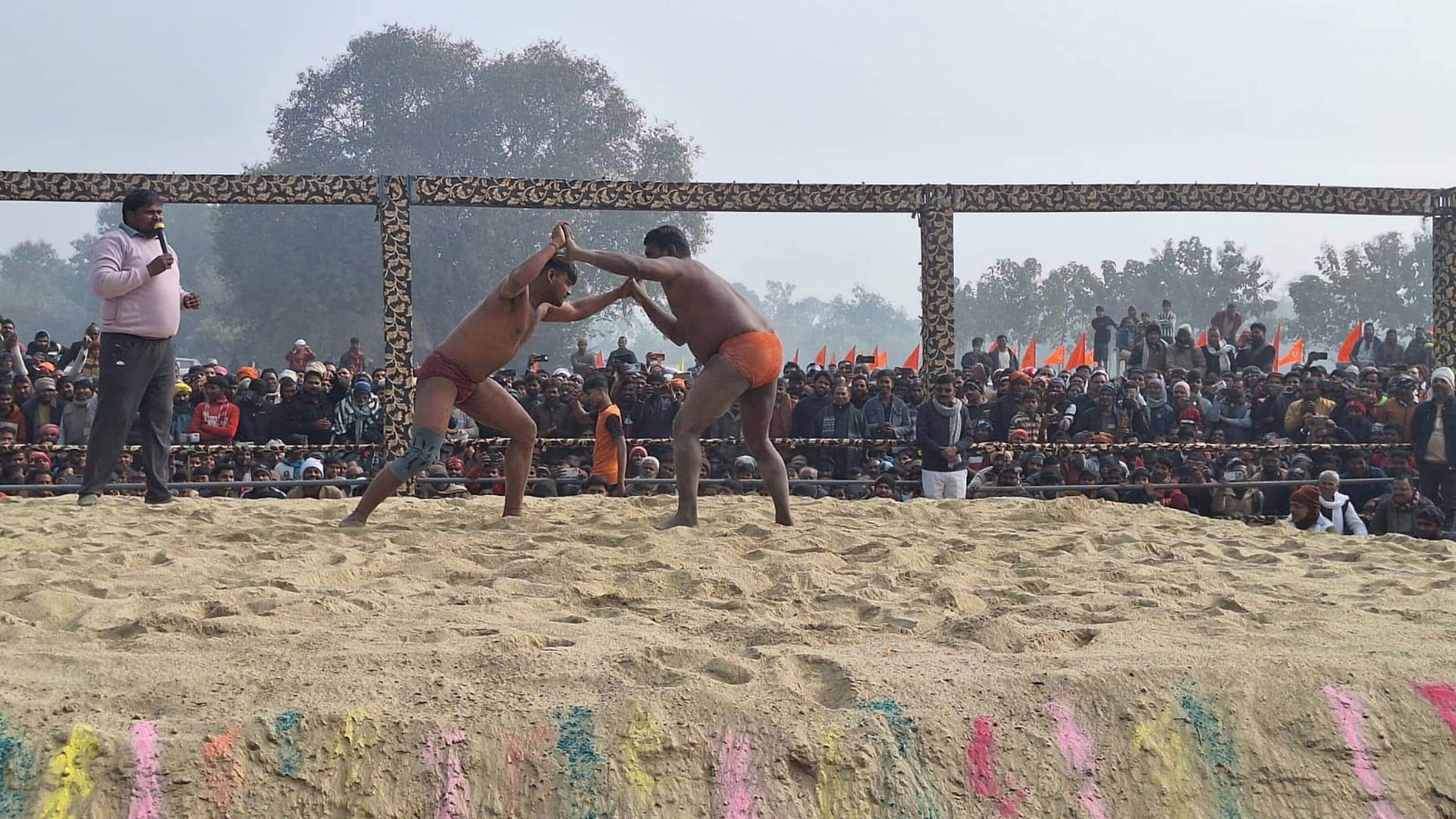 दंगल प्रतियोगिता में दांव आजमाते पहलवान। स्रोत- आयोजक