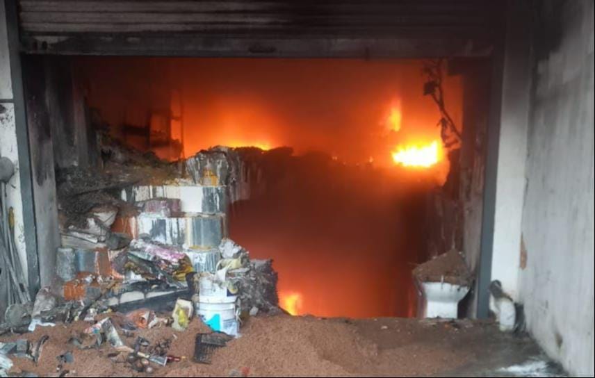Fire breaks out in hardware store, woman employee saved by breaking wall