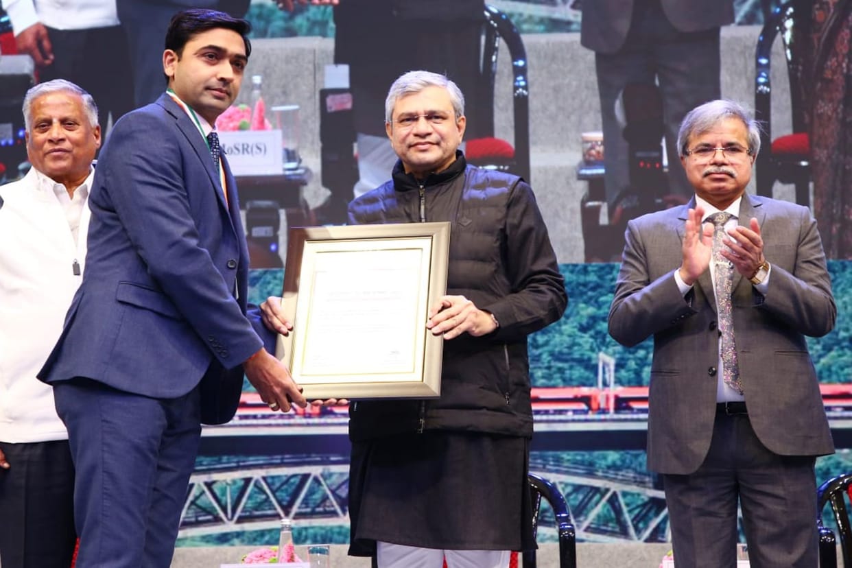 Tundla's Deputy CSTE Kush Gupta honored, Railway Minister gave gold medal