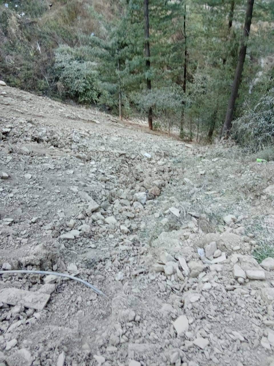 ठियोग में सडक़ निर्माण से निकलने वाला मलबा जंगल में लगाया जा रहा ठिकाने। संवाद