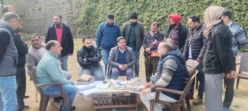 Tehsildar reached Dharampur to scrutinize revenue records, businessmen showed 70-year-old documents