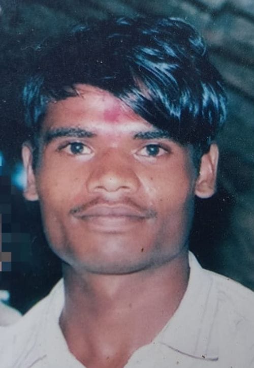 Dead body of a youth found near his house, suspicion of murder expressed
