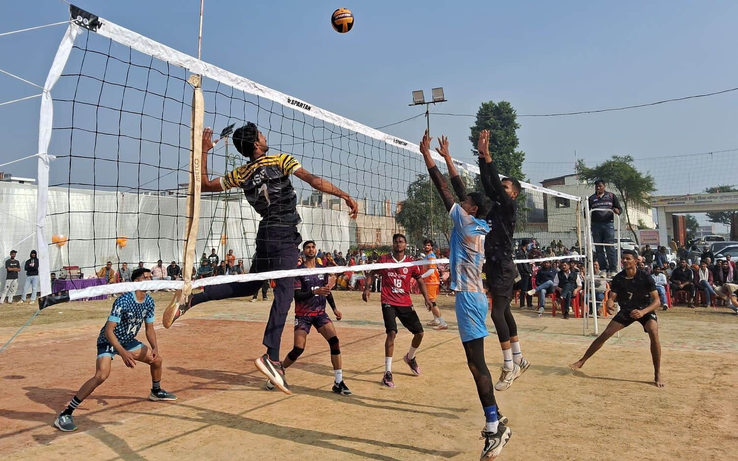 वॉलीबॉल प्रतियोगिता में खेलती डीवीए सुल्तानपुर व अयोध्या की टीम।