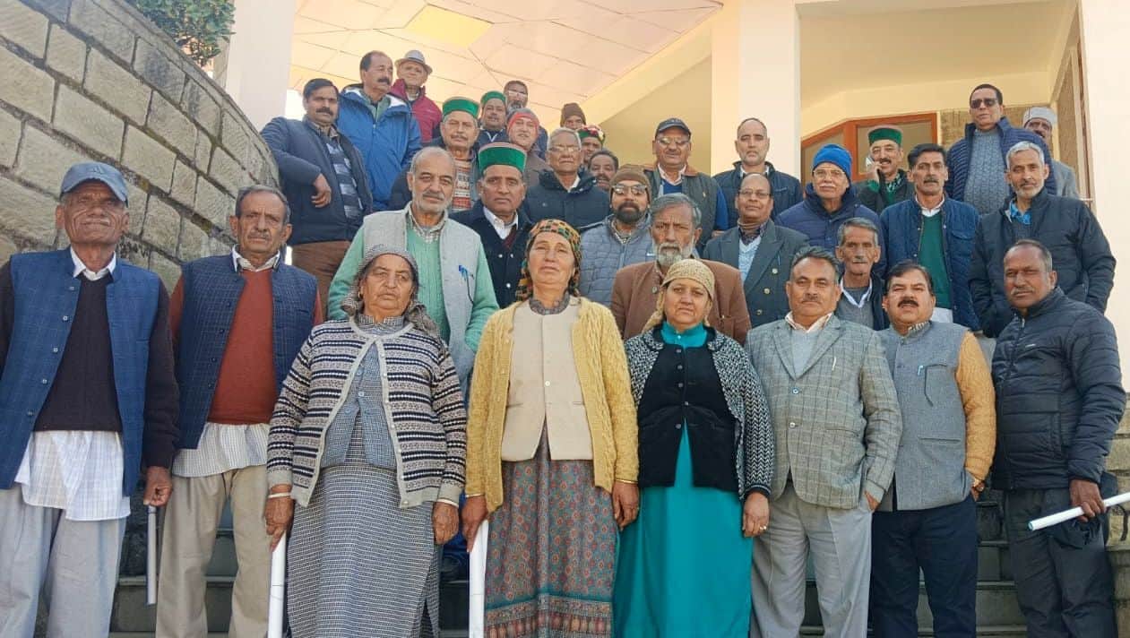 विद्युत बोर्ड पेंशनर फोरम कोटगढ़ खनेटी की बैठक में मौजूद सदस्य। स्रोत : फोरम