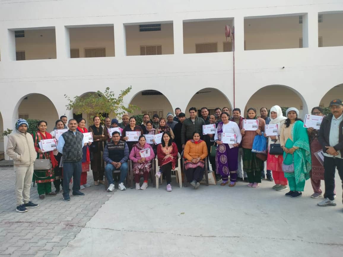 10jjrp02- पीएमश्री कन्या स्कूल में प्रशिक्षण के समापन पर प्रमाण पत्रों के साथ प्राथमिक शिक्षक