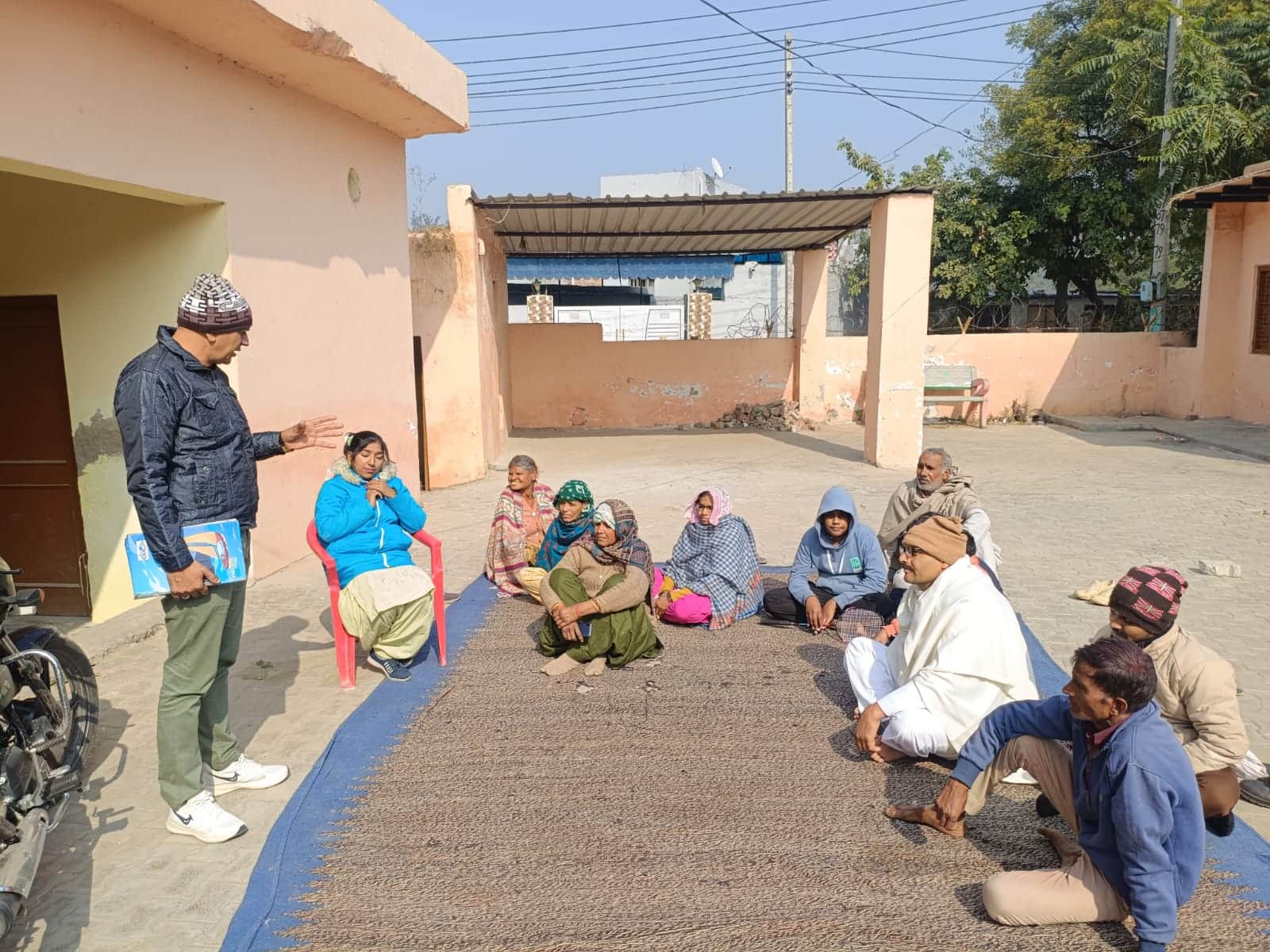 10jjrp05- चढ़वाना गांव में लोगों को नशे के खिलाफ जागरूक करते पुलिस कर्मचारी। स्रोत-पुलिस