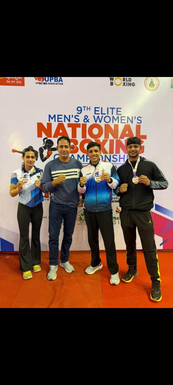 10jjrp09- अपने कोच के साथ मुक्केबाजी में पदक जीतने वाले खिलाड़ी। स्रोत-कोच