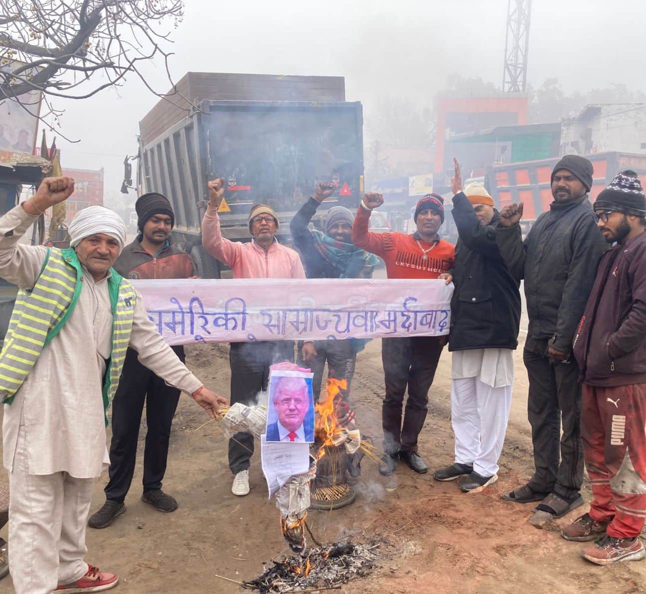 10jjrp15- रेवाड़ी रोड पर अमेरिकी राष्ट्रपति का पुतला फूंकते एसयूसीआई (कम्युनिस्ट) पार्टी के कार