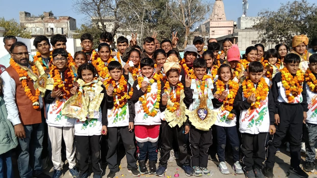 The Haryana jump rope team was welcomed with garlands of flowers at the railway station.