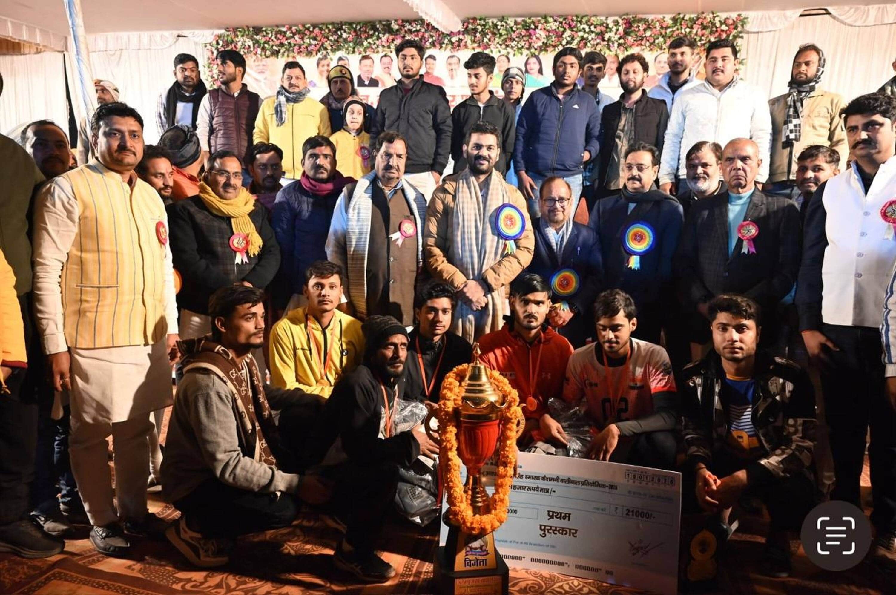 आजमगढ़ की विजेता टीम के साथ मुख्य व विशिष्ट अतिथि। स्रोत- आयोजक