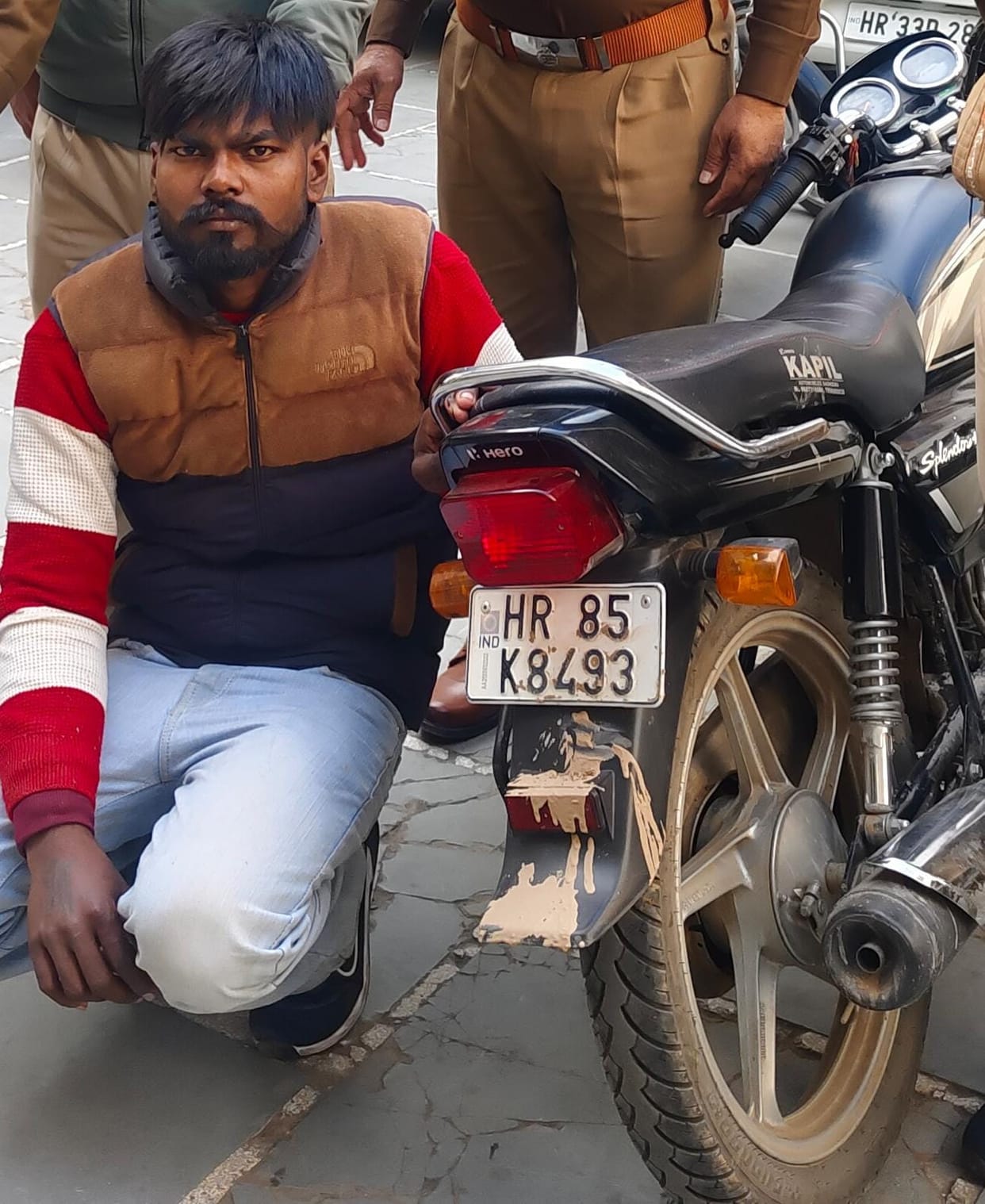 A woman displayed bravery, confronted mobile snatchers, caught one, and two fled.