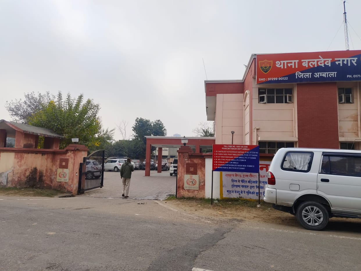 A young man set a car containing three gas cylinders on fire at a police station and fled, remaining at large even after 24 hours.