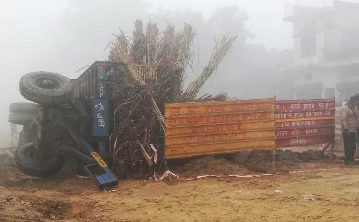 A tractor-trailer loaded with sugarcane overturned at Haraiya crossing