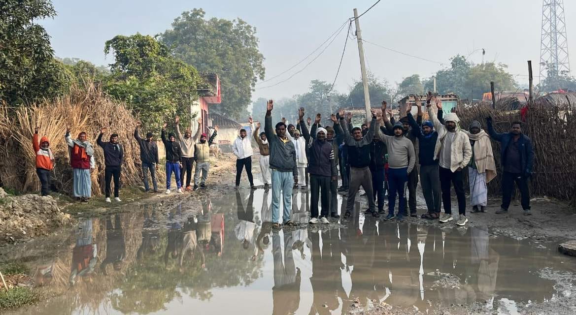 Waterlogging on the Ramgarh-Nadi road; protesters staged a demonstration while standing in the water.