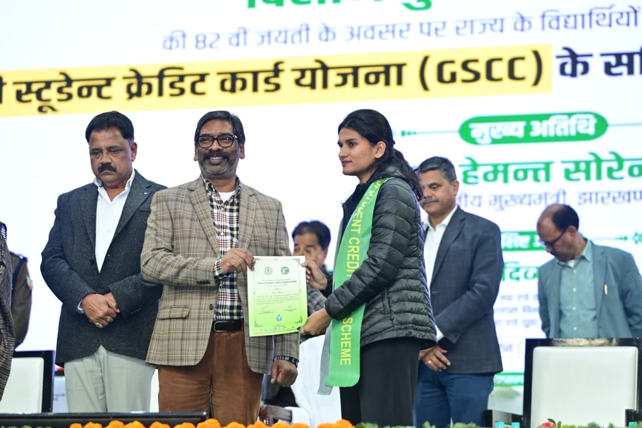चयनित युवा को गुरुजी क्रेडिट कार्ड देते सीएम