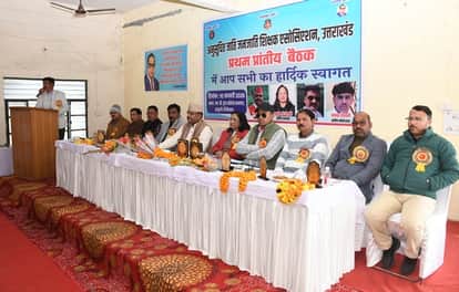 Emphasis was placed on the need for teachers to unite to address their problems.