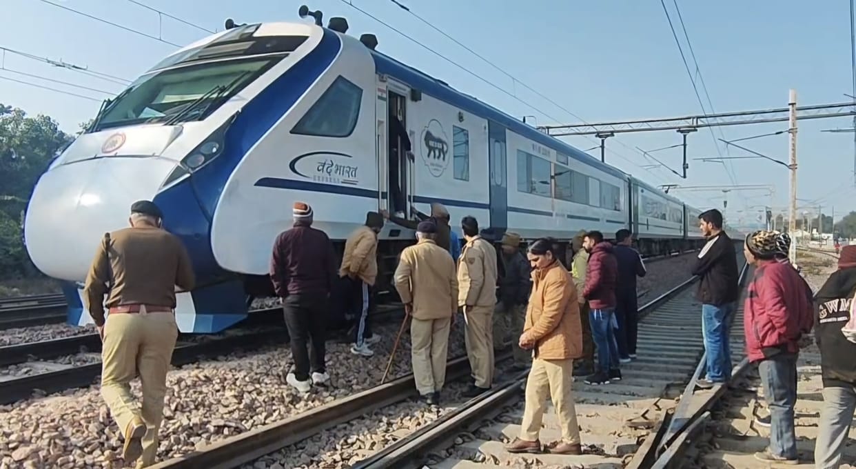 Accident averted... A piece of iron stuck to the wheel of the Vande Bharat train, it was stopped for 52 minutes.